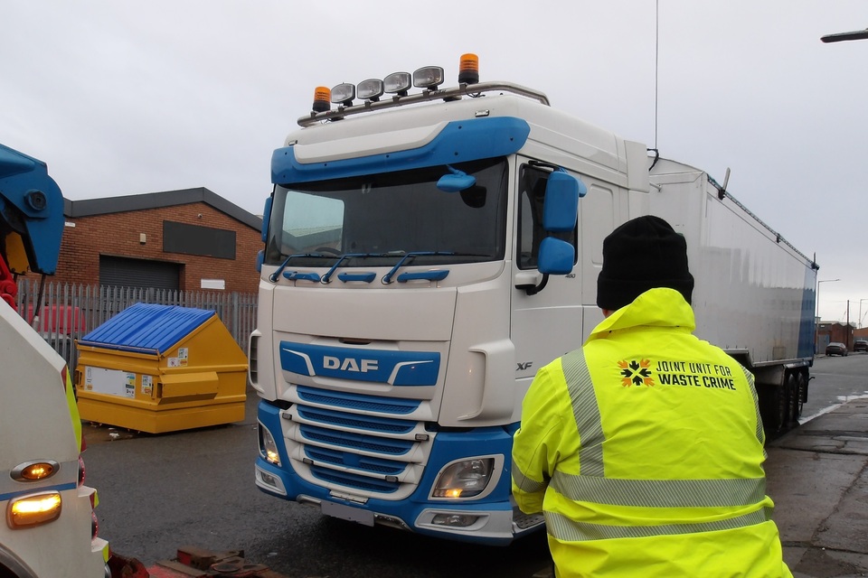 Lancashire'da büyük çaplı çöp dökme olaylarıyla bağlantılı tutuklama