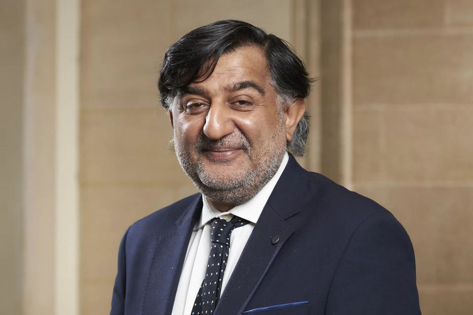 Profesör Sir Aziz Sheikh: İngiltere için Yeni Nesil İlaç Güvenliği İzleme Sistemlerine Doğru